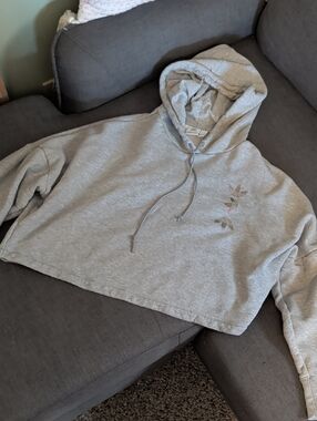 Cropped ADIDAS hoodie. Like new. Women's Large